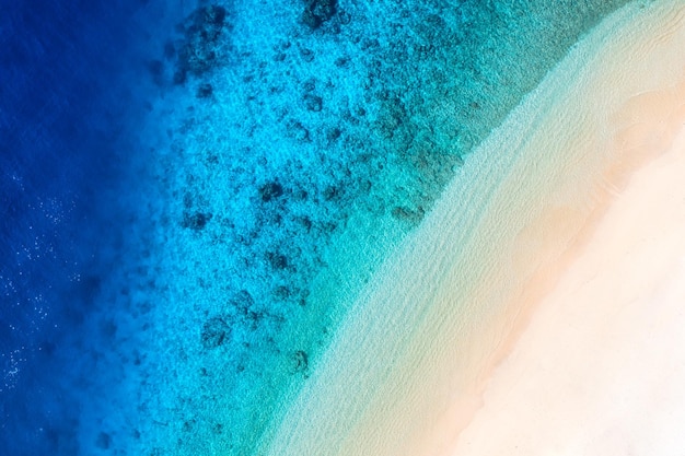 Strand und Meer als Hintergrund aus der Draufsicht Azurblaues Wasser Hintergrund aus der Draufsicht Sommerseelandschaft aus der Luft Insel Gili Meno Indonesien Reise- und Urlaubsbild