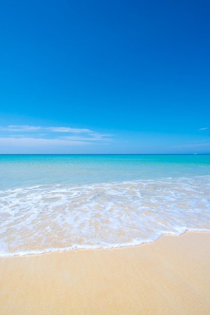 Strand und Meer am Sommertag