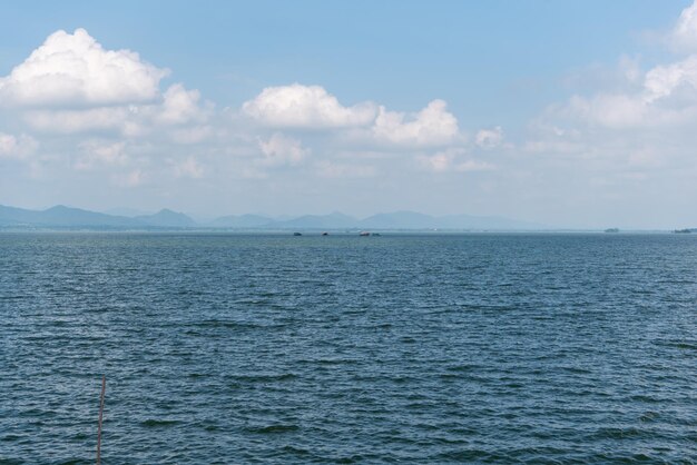 Strand und Meer mit blauem Himmel