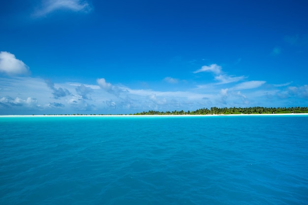 Strand und tropische Meeresstrandlandschaft