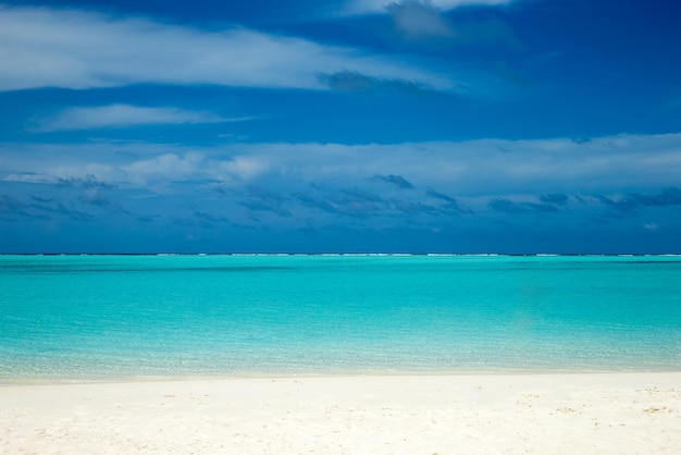 Strand und tropische Meeresstrandlandschaft