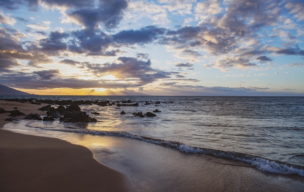 Strand und tropischer Meereshintergrund. Konzept der Sommerentspannung.