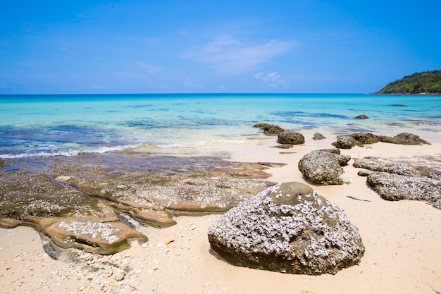 Strand und tropisches Meer bei Koh Kood Island, Provinz Trat, Thailand