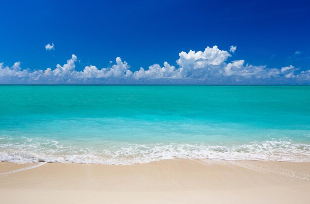 Strand und tropisches Meer Blaues Meer und blauer Himmel