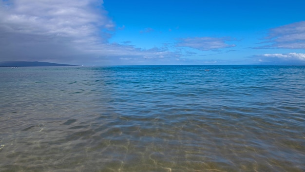 Strand und tropisches Meer bunte Ozeanstrandlandschaft des klaren türkisfarbenen Wassers Malediven oder Hawaii