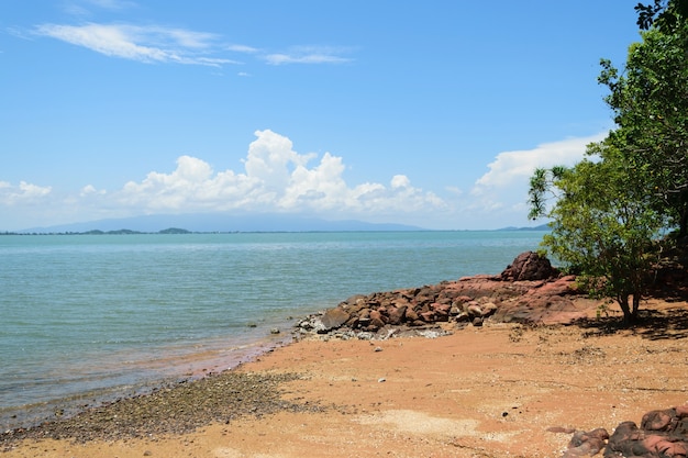 Strand und tropisches Meer mit blauem Himmel