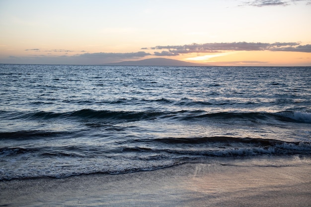 Strand und tropisches Meer. Natur Ozean Landschaft Hintergrund.