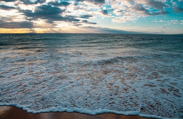 Strand und tropisches Meer Natur Ozeanlandschaft Hintergrund