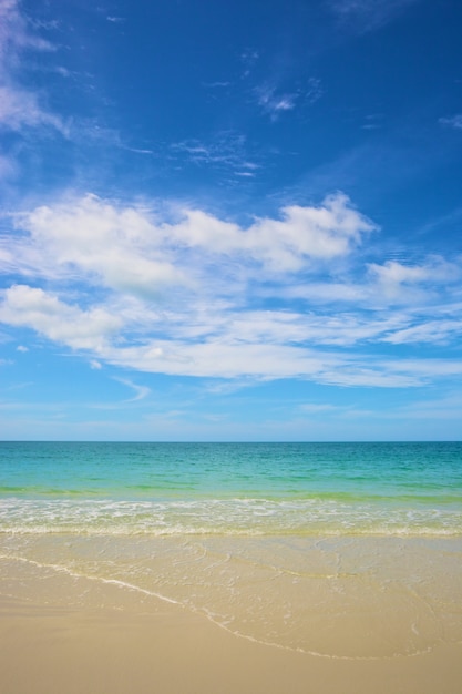 Strand und tropisches Meer unter dem hellen blauen Himmel am Sommertag