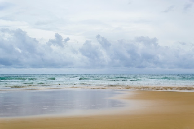 Strand und tropisches Meer