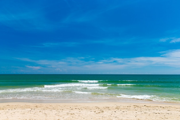 Strand und tropisches Meer