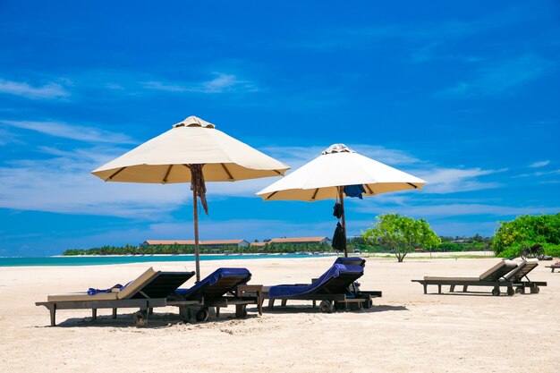 Strand und wunderschönes tropisches Meer