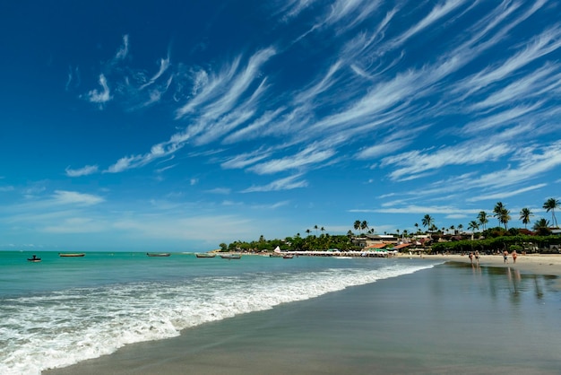 Strand von Jericoacoara Bundesstaat Ceara Brasilien Blick auf den Strand mit schöner Zirruswolkenbildung