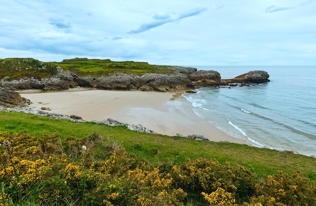 Strand von La Huelga oder Playa de La Huelga (Villahormes) in Llanes, Asturien, Spanien.