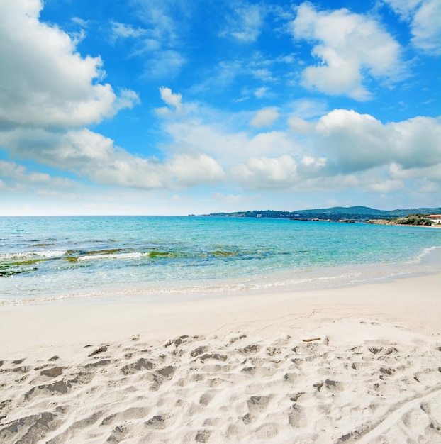 Strand von Le Bombarde an einem bewölkten Tag Sardinien