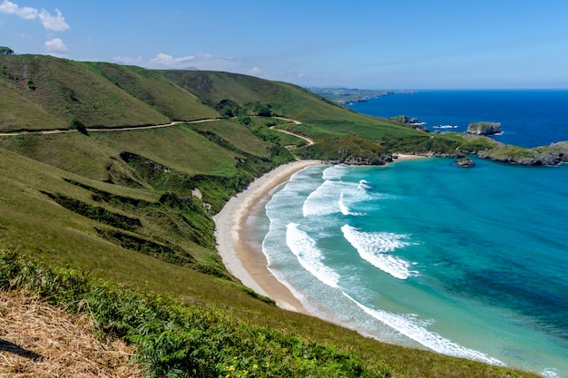 Strand von Torimbia in der Nähe des Dorfes Llanes