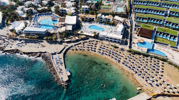 Strand vor der Küste der Insel Rhodos in Faliraki, Griechenland. Küstenlandschaft. Felsige Küste und Meer. Bucht vor der Küste von Faliraki auf dem Rhodos