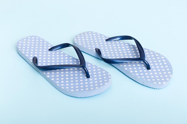 Strandaccessoires Flip-Flops und Seesterne auf farbigem Hintergrund Top-View Mock-up mit Kopierraum