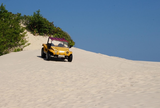 Strandauto am Strand an einem sonnigen Tag