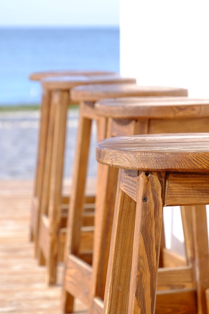 Strandbar Holzhocker in einer Reihe, Nahaufnahme