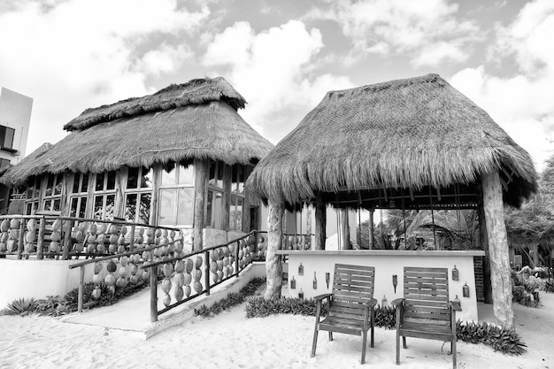 Strandbar mit Strohdach