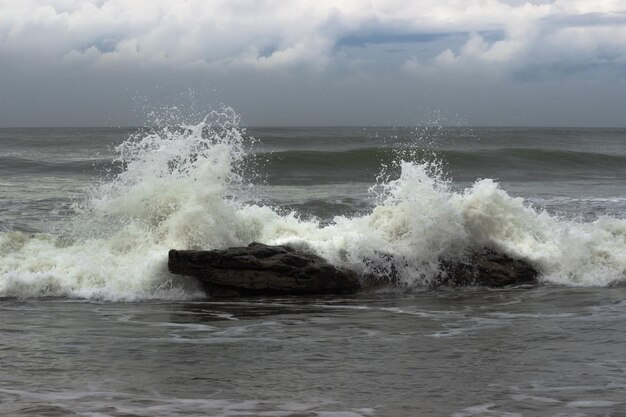 Strandfoto mit schnellen Wellen und Felsen