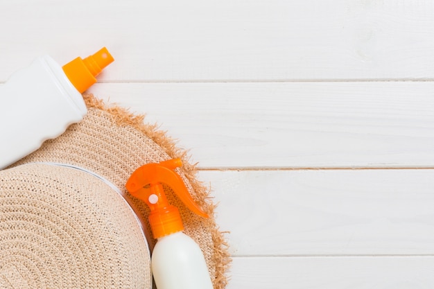 Strandgesundheitszubehör auf weißem Holztisch