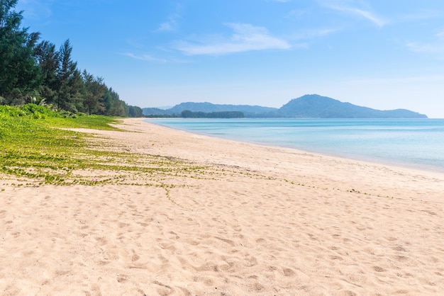 Strandhimmel und weißer Sandstrand