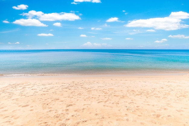 Strandhimmel und weißer Sandstrand