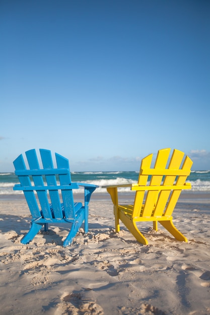 Strandholzstühle für ferien und sommerferien in tulum, mexiko