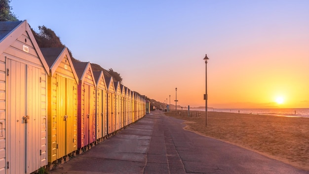 Strandhütten am Strand von Southbourne bei Sonnenaufgang