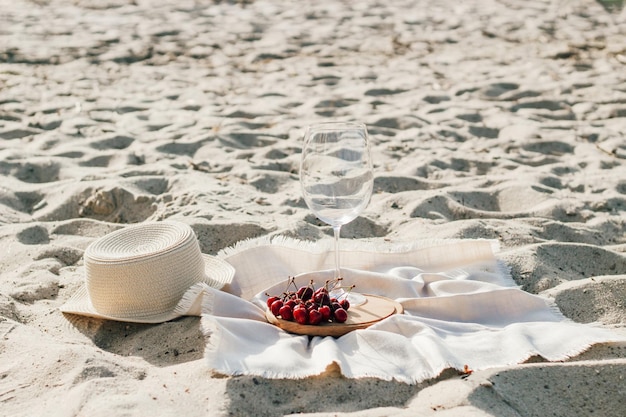 Strandhut aus Stroh mit Krempe zum Sonnenschutz mit Obst- und Weinteller