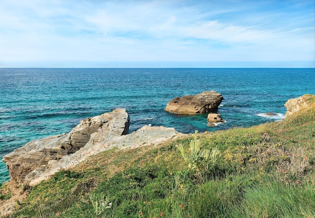 Strandkathedralen am Golf von Biskaya in Spanien