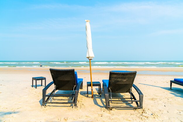 Strandkorb am Strand mit Meer und blauem Himmel