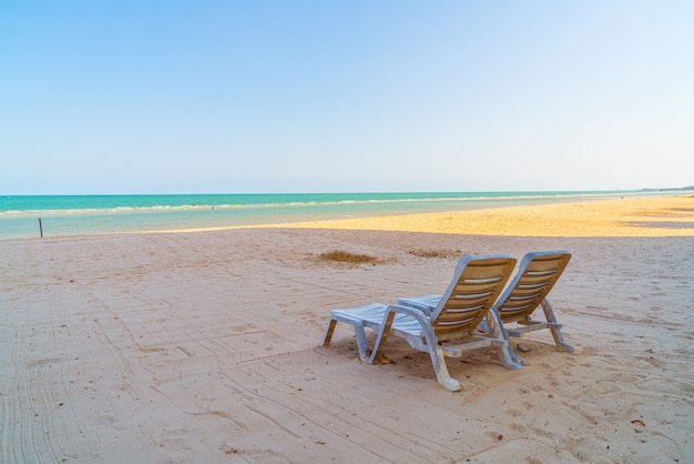 Strandkorb auf Sand mit Meer