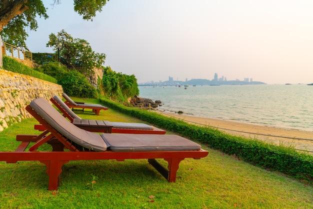 Strandkorb mit Strandmeerhintergrund zur Sonnenuntergangszeit in Pattaya, Thailand