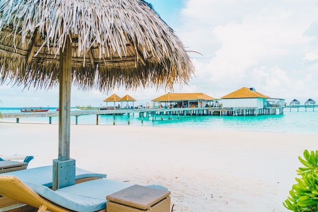 Strandkorb mit tropischen Malediven Insel Strand und Meer