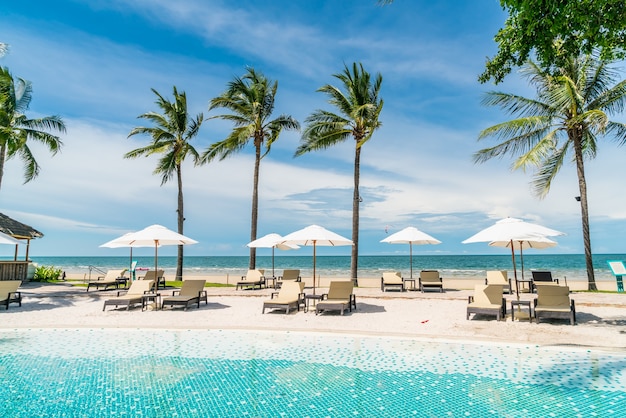 Strandkorb rund um den Pool im Hotelresort