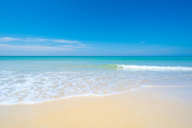 Strandmeersand Hintergrund des blauen Himmels