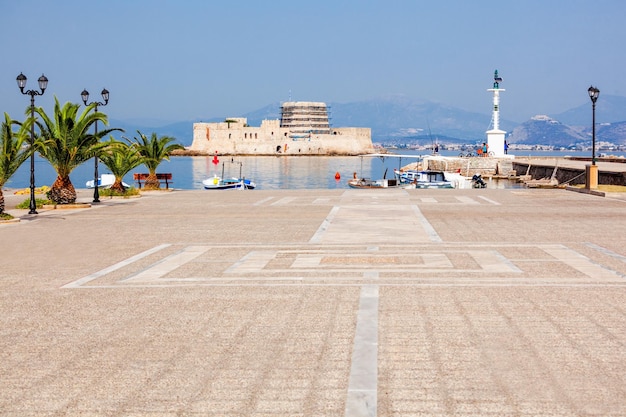 Strandpromenade in Nafplio. Nafplio ist eine Hafenstadt auf der Halbinsel Peloponnes, Griechenland.