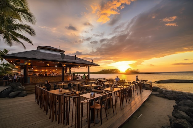 Strandrestaurant mit Sitzgelegenheiten im Freien und atemberaubendem Blick auf den Sonnenuntergang
