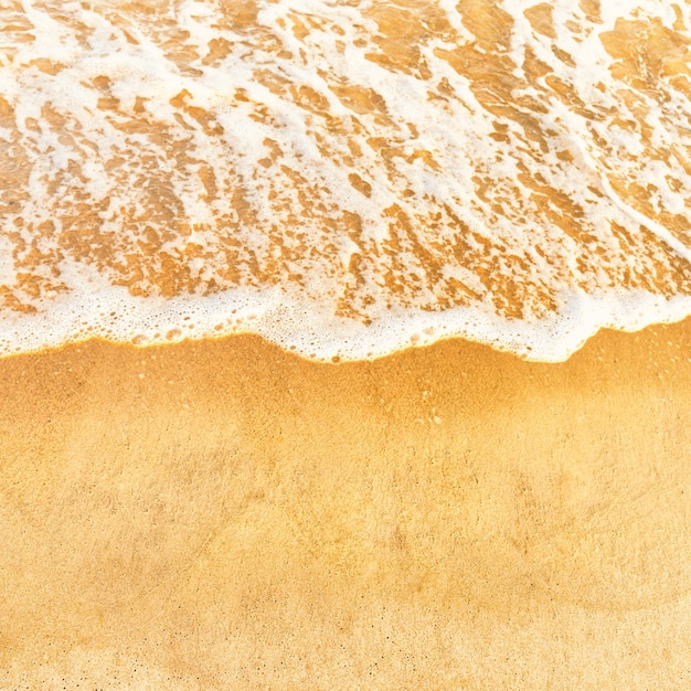 Strandsand und Ozean oder Meereswelle mit Schaum können für Meereshintergrund verwendet werden