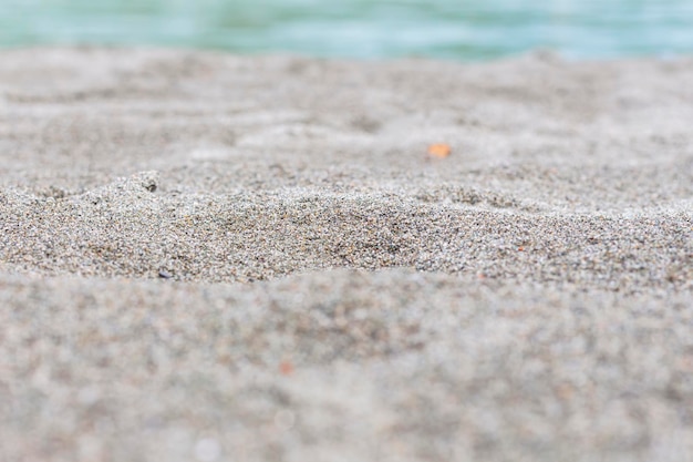 Strandsandblauer meerwasser-sommerhintergrund mit flacher schärfentiefe