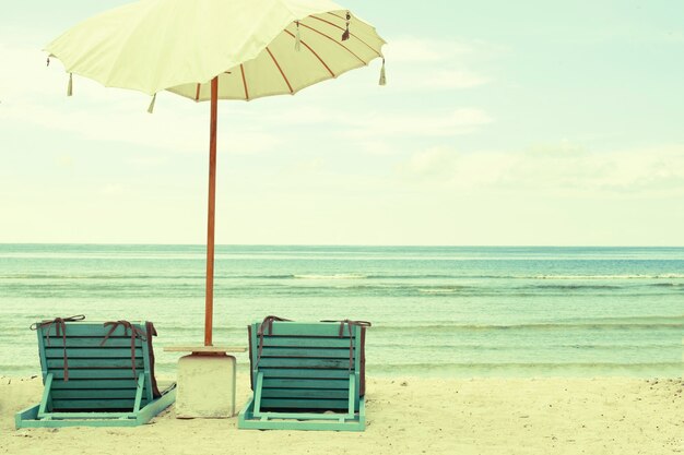 Strandschirm und Stühle Vintage Postkarte