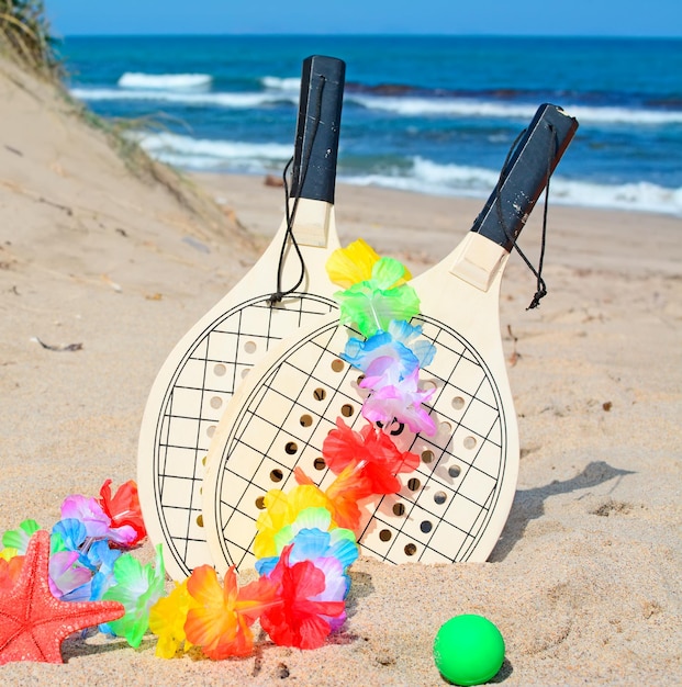 Foto strandschläger mit einer bunten hawaiianischen halskette an einem goldenen ufer