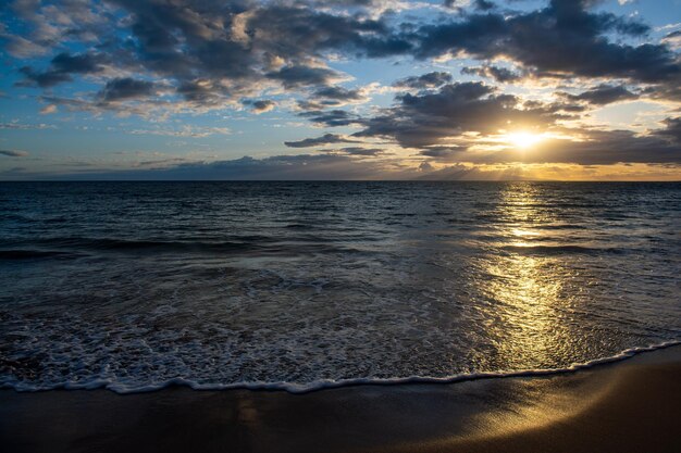 Strandsonnenuntergangansicht des Strandsommerferienhintergrundes