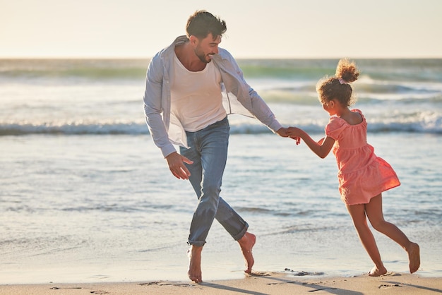 Strandspaziergang Vater und Mädchen, die während der Sommerferien im Urlaub in Griechenland am Wasser spazieren gehen Glücklicher Vater und Kind mit einem Lächeln, während sie mit Liebe am Meer spielen, während die Familie zusammen in die Natur reist