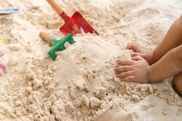 Strandspielzeug auf Sand im Sommer.