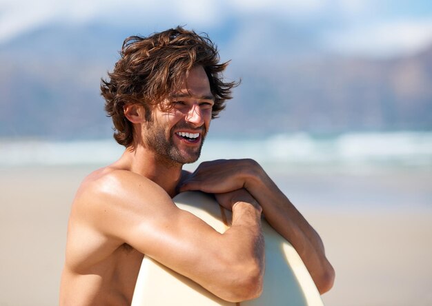 Strandsportler und Surfer Lächeln für Wellness-Aktivitäten Training und Blick auf Outdoor-Wellness Freiheit oder Natur Glück Surfturnier oder Person beobachten Übung Wettbewerb oder Herausforderung