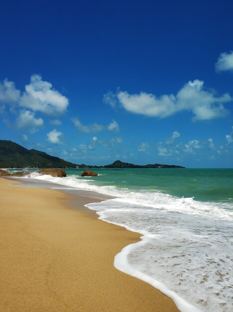 Strandstreifen am Meer. Ruhe in Thailand.